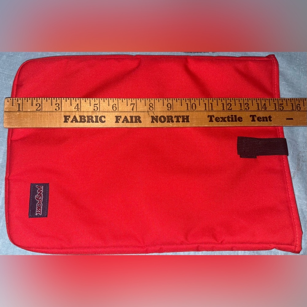 Jansport 15" LAPTOP SLEEVE - High Risk Red
Protective plush lined - Picture 3 of 6